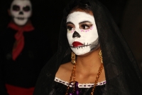 Tuxtla Gutiérrez. Alumnos de diferentes escuelas participan en los bailables que se presentan, durante las festividades del Día de Muertos en el Museo de Antropología de Chiapas.