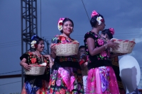 Jueves 15 de septiembre del 2016. Chiapa de Corzo. Al inicio de la noche mexicana en esta colonial ciudad del sureste de México, los grupos dancísticos de las 8 regiones oaxaqueñas realizan las danzas ceremoniales de La Calenda durante las celebraciones d