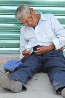Domingo 8 de mayo. Un indigente duerme al medio día en la calle a escasos pasos de la Avenida Central y Cuarta Poniente.