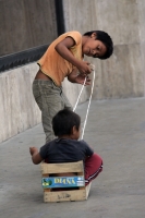 Viernes 5 de noviembre. Varios niños de escasos recursos juegan en la calle a pesar del frío de la temporada.