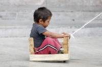 Viernes 5 de noviembre. Varios niños de escasos recursos juegan en la calle a pesar del frío de la temporada.