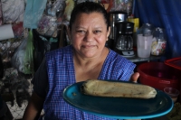 Miércoles 13 de mayo del 2015. Tuxtla Gutiérrez. Doña Evita elabora el tamal de cambray para el desayuno popular que ofrece en uno de los mercados del oriente de la capital del estado de Chiapas.