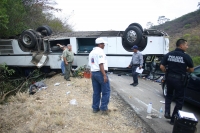 Foto/Aguilar. La Trinitaria. 28 de abril. Un autobús de pasajeros se accidenta en el tramo conocido como Nariz del Diablo entre la Trinitaria y Chamic.