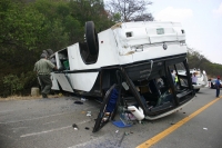 Foto/Aguilar. La Trinitaria. 28 de abril. Un autobús de pasajeros se accidenta en el tramo conocido como Nariz del Diablo entre la Trinitaria y Chamic.