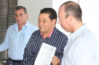 Lunes 22 de julio del 2012. Tuxtla Gutiérrez, Chiapas. Autoridades académicas de la UNICACH firman el convenio de donación  que la empresa OCC realiza para entregar un autobús de pasajeros a esta universidad chiapaneca.