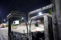 20210603. Tuxtla G. Camioneta repartidora incendiada en las instalaciones de la FGE-Chiapas durante la jornada de protestas de esta madrugada