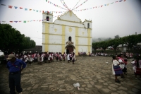 Los indígenas de la comunidad Cancuc se reúnen cotidianamente en el atrio de la iglesia de San Juan para discutir sobre las decisiones de importancia para los pobladores de las comunidades de esta localidad ubicada a 40 kilómetros de la ciudad de San Cris