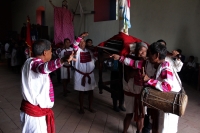Jueves 11 de agosto del 2016. San Juan Cancuc. Las autoridades tradicionales de la etnia Tsental llevan en procesión las imágenes religiosas desde la iglesia de esta comunidad ubicada entre la zona Altos y Selva