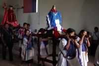 Jueves 11 de agosto del 2016. San Juan Cancuc. Las autoridades tradicionales de la etnia Tsental llevan en procesión las imágenes religiosas desde la iglesia de esta comunidad ubicada entre la zona Altos y Selva