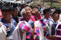 Jueves 11 de agosto del 2016. San Juan Cancuc. Las autoridades tradicionales de la etnia Tsental llevan en procesión las imágenes religiosas desde la iglesia de esta comunidad ubicada entre la zona Altos y Selva