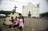 Los indígenas de la comunidad Cancuc se reúnen cotidianamente en el atrio de la iglesia de San Juan para discutir sobre las decisiones de importancia para los pobladores de las comunidades de esta localidad ubicada a 40 kilómetros de la ciudad de San Cris