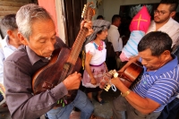 Lunes 30 de enero del 2017. Tuxtla Gutiérrez. La Virgen de Candelaria. La comunidad Zoque se reúne desde la madrugada para iniciar el recorrido de las tres Vírgenes de Copoya las cuales recorren bailando y gritando vivas acompañados de los sones tradicion