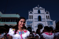 Lunes 1 de febrero del 2016. San Fernando. La Danza de Las Candelarias. Las bellas mujeres de la comunidad indígena Zoque de esta localidad ubicada a 14 kilómetros de la capital del estado de Chiapas bailan por las calles vistiendo el traje típico adornad