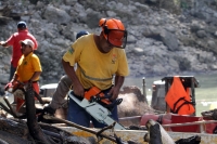 Miércoles 2 de octubre del 2013. Chiapa de Corzo. Las labores de las brigadas de limpieza del Cañón del Sumidero continúan recogiendo tripio, pet y restos de madera que los municipios aledaños depositan en los afluentes del Grijalva.