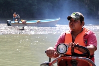 Miércoles 2 de octubre del 2013. Chiapa de Corzo. Las labores de las brigadas de limpieza del Cañón del Sumidero continúan recogiendo tripio, pet y restos de madera que los municipios aledaños depositan en los afluentes del Grijalva.