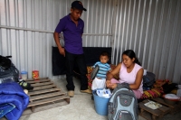 Domingo 30 de junio del 2013. Tuxtla Gutiérrez, Chiapas. Los desplazados de Venustiano Carranza continúan viviendo en precarias condiciones a pesar de que fueran reubicados en las instalaciones de la Feria Chiapas y reciben ayuda humanitaria de quienes aú