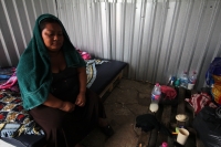 Domingo 30 de junio del 2013. Tuxtla Gutiérrez, Chiapas. Los desplazados de Venustiano Carranza continúan viviendo en precarias condiciones a pesar de que fueran reubicados en las instalaciones de la Feria Chiapas y reciben ayuda humanitaria de quienes aú