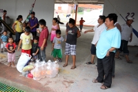 Domingo 30 de junio del 2013. Tuxtla Gutiérrez, Chiapas. Los desplazados de Venustiano Carranza continúan viviendo en precarias condiciones a pesar de que fueran reubicados en las instalaciones de la Feria Chiapas y reciben ayuda humanitaria de quienes aú