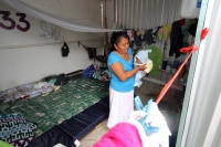 Domingo 30 de junio del 2013. Tuxtla Gutiérrez, Chiapas. Los desplazados de Venustiano Carranza continúan viviendo en precarias condiciones a pesar de que fueran reubicados en las instalaciones de la Feria Chiapas y reciben ayuda humanitaria de quienes aú