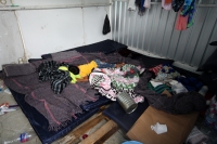 Domingo 30 de junio del 2013. Tuxtla Gutiérrez, Chiapas. Los desplazados de Venustiano Carranza continúan viviendo en precarias condiciones a pesar de que fueran reubicados en las instalaciones de la Feria Chiapas y reciben ayuda humanitaria de quienes aú