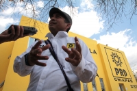 Martes 3 de abril del 2018. Tuxtla Gutiérrez. Carlos Herrera después de abandonar la militancia de Morena recibe el apoyo del PRD y de la corriente ADN para ser pre candidato por este partido para buscar la alcaldí­a de San Cristóbal de las Casas.