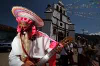 Domingo 2 de marzo del 2014. San Miguel Huixtan, Chiapas. Indígenas Tsotsiles y tsentales asentados en este municipio de los altos de Chiapas, presentan las danzas tradicionales correspondientes al Carnaval este medio día en la plaza de esta comunidad de 