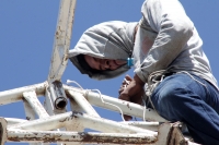 Martes 1 de diciembre del 2015. Tuxtla Gutiérrez. Preparando las carpas para las pistas de hielo de la temporada navideña en la capital del estado de Chiapas.