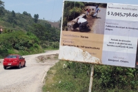 Jueves 28 de abril. Aspectos del estado de las carreteras en las cercanías de Simojovel de Allende las cuales contrastan con los informes de la Secretaria de infraestructura las cuales las reporta como finalizadas.