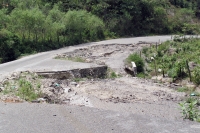 Jueves 28 de abril. Aspectos del estado de las carreteras en las cercanías de Simojovel de Allende las cuales contrastan con los informes de la Secretaria de infraestructura las cuales las reporta como finalizadas.