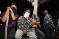 Miércoles 19 de junio del 2013. Venustiano Carranza. Comuneros de la Casa del Pueblo Continúan bloqueando bajo la lluvia las entradas de la comunidad después del enfrentamiento con los Policías Estatales la tarde de este martes. El saldo preliminar es de 