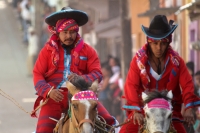 Lunes 19 de enero del 2014. Venustiano Carranza. Los indígenas tsotsiles de La Antigua San Bartolome de los Llanos (Venustiano Carranza) recorren en procesión las calles principales de esta comunidad de la depresión central de Chiapas para posteriormente 