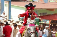 Lunes 19 de enero del 2014. Venustiano Carranza. Los indígenas tsotsiles de La Antigua San Bartolome de los Llanos (Venustiano Carranza) recorren en procesión las calles principales de esta comunidad de la depresión central de Chiapas para posteriormente 