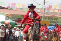 Lunes 19 de enero del 2014. Venustiano Carranza. Los indígenas tsotsiles de La Antigua San Bartolome de los Llanos (Venustiano Carranza) recorren en procesión las calles principales de esta comunidad de la depresión central de Chiapas para posteriormente 