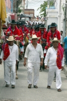Vernes 24 de agosto del 2012. Venstiano Carranza, Chiapas. “Los Carrerantes”. Los indigenas tsotsiles recorren las calles durante las fiestas pratornales de la comunidad durante los meses de enero, abril y agosto siendo la fiesta de San Bartolome una de l