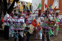 Vernes 24 de agosto del 2012. Venstiano Carranza, Chiapas. “Los Carrerantes”. Los indigenas tsotsiles recorren las calles durante las fiestas pratornales de la comunidad durante los meses de enero, abril y agosto siendo la fiesta de San Bartolome una de l