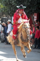 Viernes 19 de enero del 2018. Venustiano Carranza. Los Carrerantes de La San Bartolomé de los Llanos. Cabalgando y ataviados de rojo y cascabeles, los indÃÂgenas recorren las calles entre las iglesias de San Sebastián y San Pedro durante la vÃÂspera de Viernes 19 de enero del 2018. Venustiano Carranza. Los Carrerantes de La San Bartolomé de los Llanos. Cabalgando y ataviados de rojo y cascabeles, los indÃÂgenas recorren las calles entre las iglesias de San Sebastián y San Pedro durante la vÃÂspera de