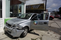 Martes 4 de septiembre del 2012. Tuxtla Gutiérrez, Chiapas. Foto/ Mario Castillo. Un vehículo corza propiedad de la Secretaria de Desarrollo Social se vio involucrado en un accidente de tránsito por alcance cuando circulaba sobre la 12 poniente impactándo