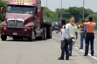 Sábado 16 de julio de 016. Tuxtla Gutiérrez. El movimiento magisterial durante la manifestación en la caseta de cobro de la autopista Tuxtla Gutiérrez-San Cristóbal de las Casas.