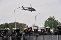 Lunes 8 de junio del 2015. Tuxtla Gutiérrez. La PFP resguarda la caseta de cobro de la autopista a San Cristóbal de las Casas, durante la manifestación magisterial de este medio día.