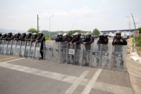 Lunes 8 de junio del 2015. Tuxtla Gutiérrez. La PFP resguarda la caseta de cobro de la autopista a San Cristóbal de las Casas, durante la manifestación magisterial de este medio día.
