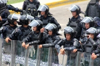 Lunes 8 de junio del 2015. Tuxtla Gutiérrez. La PFP resguarda la caseta de cobro de la autopista a San Cristóbal de las Casas, durante la manifestación magisterial de este medio día.