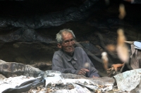 Marzo 5 de 2014. Tuxtla Gutiérrez. Un anciano pasa sus últimos días en la cueva que ha habitado desde que saliera en libertad del antiguo penal de Cerro Hueco hace más de 20 años. Enfermo y sin poder reintegrarse socialmente ha vivido en la zona de la res