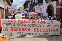 Domingo 15 de septiembre del 2013. San Cristóbal de las Casas. Aspectos de la marcha  de Solidaridad con la lucha del magisterio chiapaneco por parte de las familias y agrupaciones coletas.