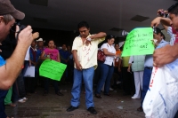 Martes 27 de julio. Trabajadores de Salud de los Hospitales se desangran en la entrada del edificio del gobierno para  protestar y dar a conocer el paro que realizan en Ciudad Salud desde hace varias semanas.