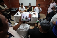 Jueves 5 de abril del 2018. Tuxtla Gutiérrez. Poco a poco los celulares están sustituyendo las cámaras fotográficas; en la imagen un lente descansa a lado de los dispositivos móviles que transmiten en vivo una conferencia de prensa de militantes del 