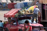 Viernes 4 de marzo. Los jovenes pepenadores del la Central de Abastos de la ciudad de Tuxtla Gutiérrez conviven en las mañanas donde toman un descanzo para tomar alimentos que provee la Asociación Mexicana de Bancos de Alimentos.