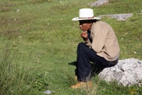 Martes 27 de agosto del 2013.. San Cristóbal de las Casas. Indígenas tsotsiles de la comunidad evangélica de la zona norte de esta colonial ciudad se manifiestan en las afueras del CERESO número 5 para exigir la excarcelación de los líderes detenidos en l