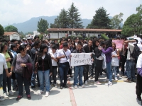 San Cristóbal de Las Casas, Chis. 16 de Mayo. Un pequeño grupo de estudiantes del CBTIS 92, ubicado en San Cristóbal de Las Casas, apoyó este lunes la salida de la directora Jerónima Toledo Villalobos. San Cristóbal de Las Casas, Chis. 16 de Mayo. Un pequeño grupo de estudiantes del CBTIS 92, ubicado en San Cristóbal de Las Casas, apoyó este lunes la salida de la directora Jerónima Toledo Villalobos.