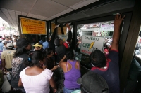 Lunes 30 de agosto. Militantes de la organización MOCRI-CNPA-EZ marchan por la avenida central y se plantan en protesta en las instalaciones de la CFE en el centro de Tuxtla donde entregan los recibos, algunos de ellos marcados con tarifas de más de 3.000