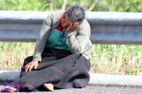Viernes 21 de octubre del 2016. Tuxtla Gutiérrez. Indígenas del paraje Chamula de Cruztón esperan en la autopista hacia San Cristóbal a los representantes de la administración chiapaneca para exigir el cumplimiento de los compromisos de gobierno y la libe